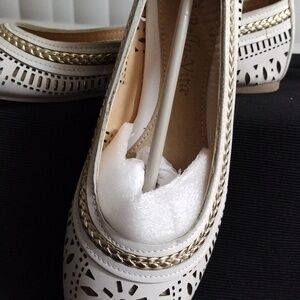 Woman flats by Bella Vita size 6.5m ice Taliah off white gold braided design